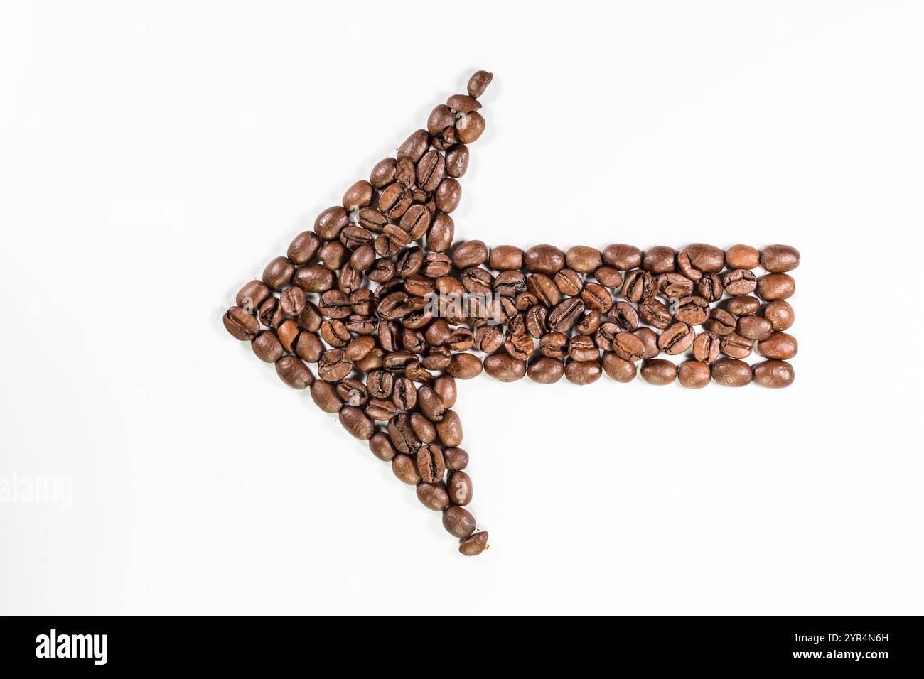 Chicchi di caffè a forma di freccia su sfondo bianco. Fatto a mano con chicchi di caffè. Foto Stock