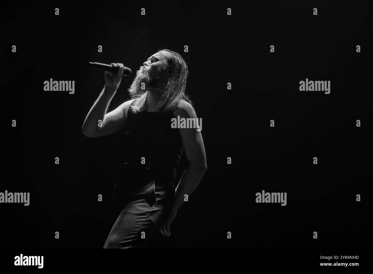 Egor Shkutko (voce) guarda su uno sfondo nero sul palco con Molchat Doma, live sul palco il 9 novembre 2024 a Fållan per la data di Stoccolma, Svezia, del loro tour Belaya Polosa. Foto Stock