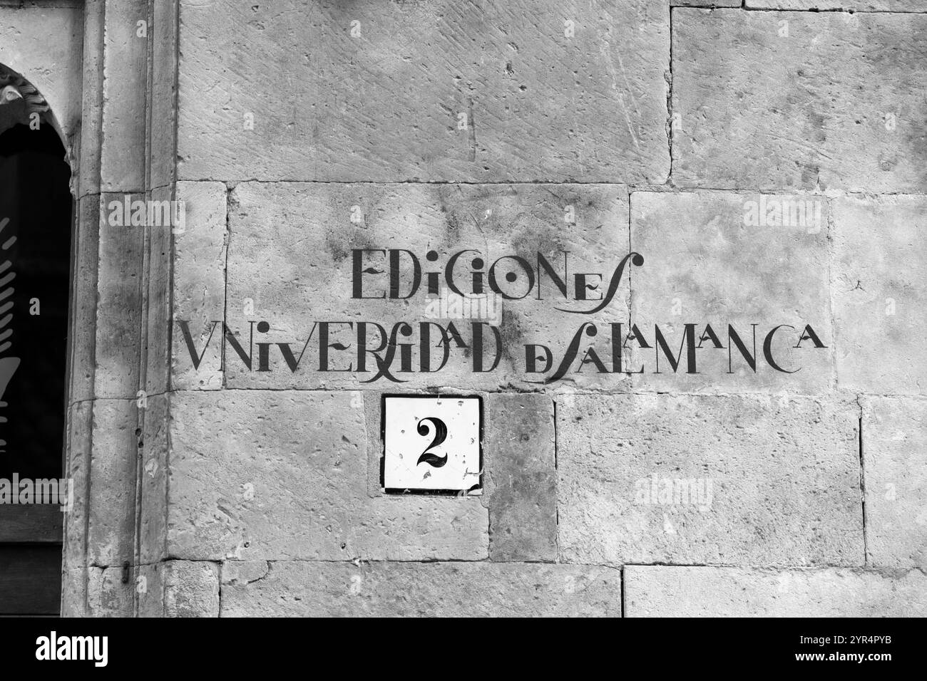 Salamanca, Spagna - 20 febbraio 2022: Insegna tipografica tradizionale a Salamanca, Castiglia e León, Spagna. Foto Stock