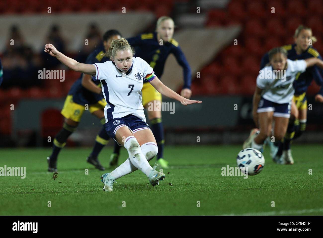 Doncaster, Regno Unito. 2 dicembre 2024. Katie Robinson dell'Inghilterra donne U23 prende un rigore durante l'amichevole femminile Inghilterra donne U23 contro Svezia donne U23 all'Eco-Power Stadium di Doncaster, Regno Unito, 2 dicembre 2024 (foto di Alex Roebuck/News Images) a Doncaster, Regno Unito, il 2/12/2024. (Foto di Alex Roebuck/News Images/Sipa USA) credito: SIPA USA/Alamy Live News Foto Stock