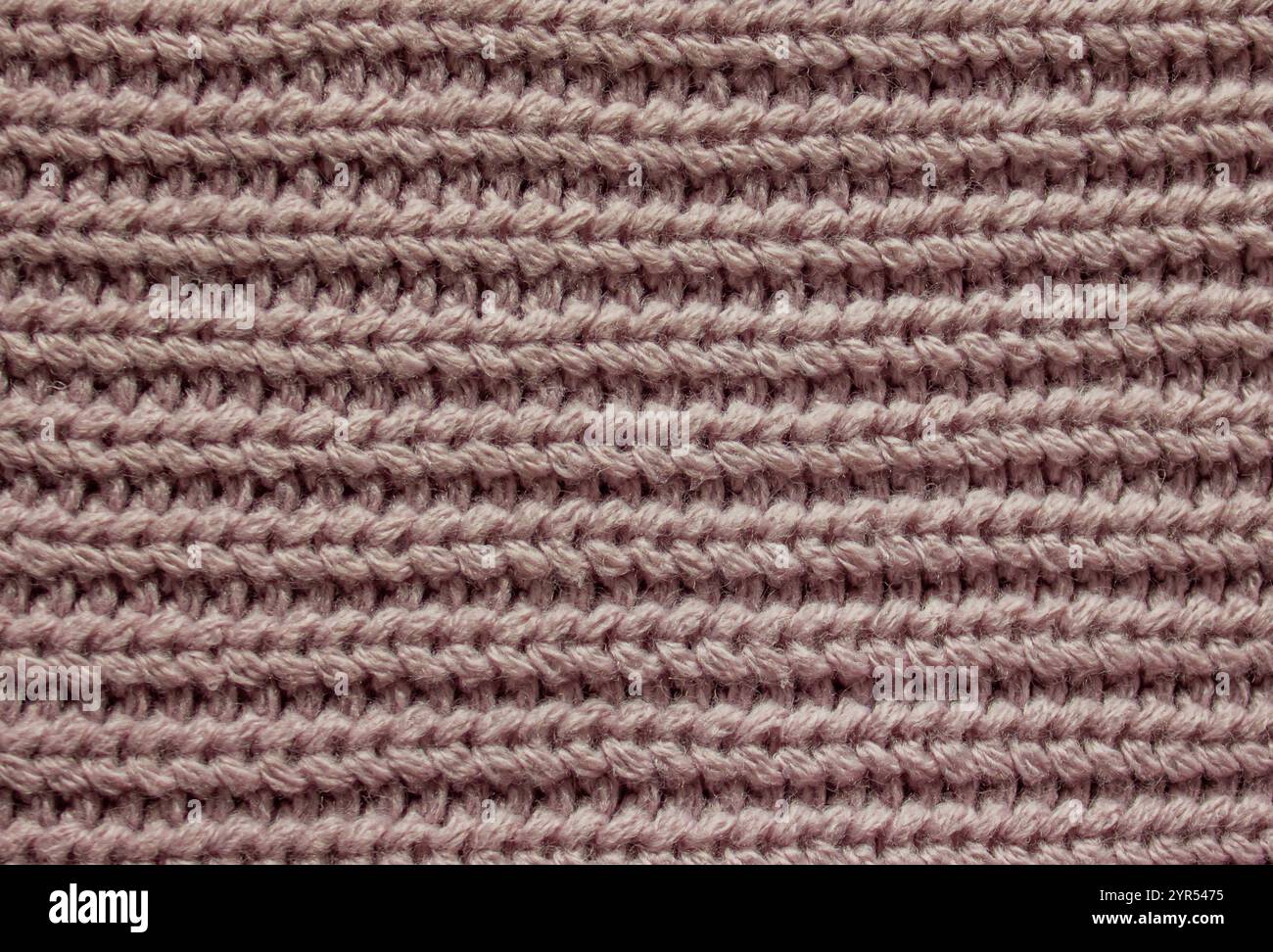 Pullover classico in lana lavorata a maglia. Morbido maglione in maglia rosa con comodi dettagli in filato. Disposizione piatta, vista dall'alto. Foto Stock