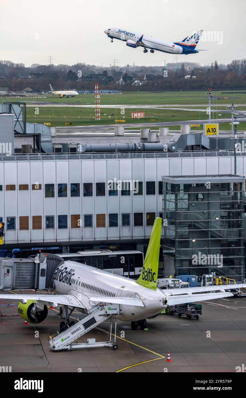 Flughafen Düsseldorf, SunExpress Boeing 737 beim Start, Air Baltic Flugzeug AM Terminal A, Düsseldorf, NRW, Deutschland, Flughafen DUS *** Aeroporto di Düsseldorf, SunExpress Boeing 737 al decollo, Air Baltic Aircraft al Terminal A, Düsseldorf, NRW, Germania, Aeroporto DUS Foto Stock