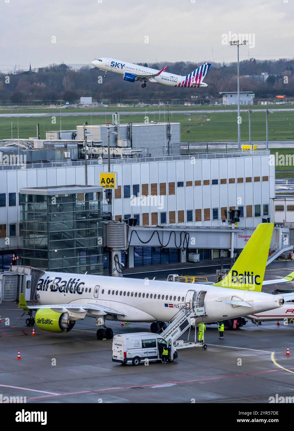 Flughafen Düsseldorf, Sky Express Flieger beim Start, Air Baltic Flugzeug AM Terminal A, Düsseldorf, NRW, Deutschland, Flughafen DUS *** Aeroporto di Düsseldorf, decollo di aeromobili Sky Express, Air Baltic Aircraft al Terminal A, Düsseldorf, NRW, Germania, Aeroporto DUS Foto Stock