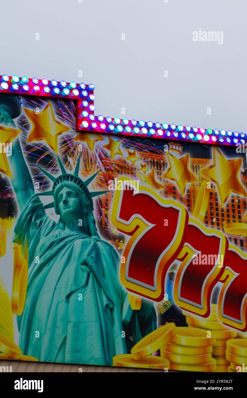 Vistosi negozi sul lungomare di Bridlington, East Yorkshire, con vivaci cartelli per negozi di dolci, gelaterie e divertimenti. Foto Stock
