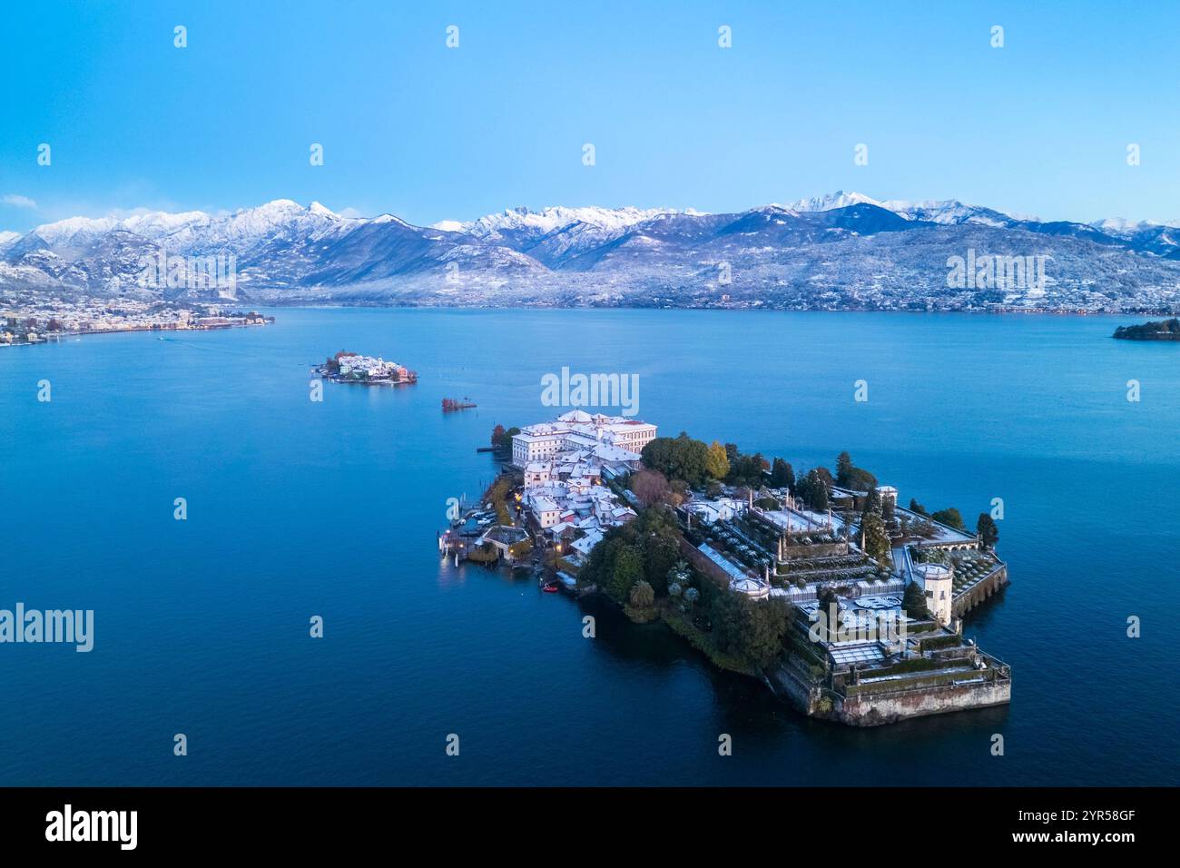 Vista aerea delle Isole Borromee durante l'alba invernale dopo una nevicata. Stresa, Lago maggiore, Verbano Cusio Ossola, Piemonte, Italia. Foto Stock