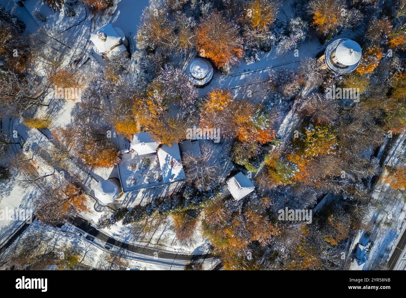 Vista aerea del Sacro Monte di Orta sul Lago d'Orta in inverno dopo una nevicata. Lago d'Orta, Provincia di Novara, Piemonte, Italia. Foto Stock