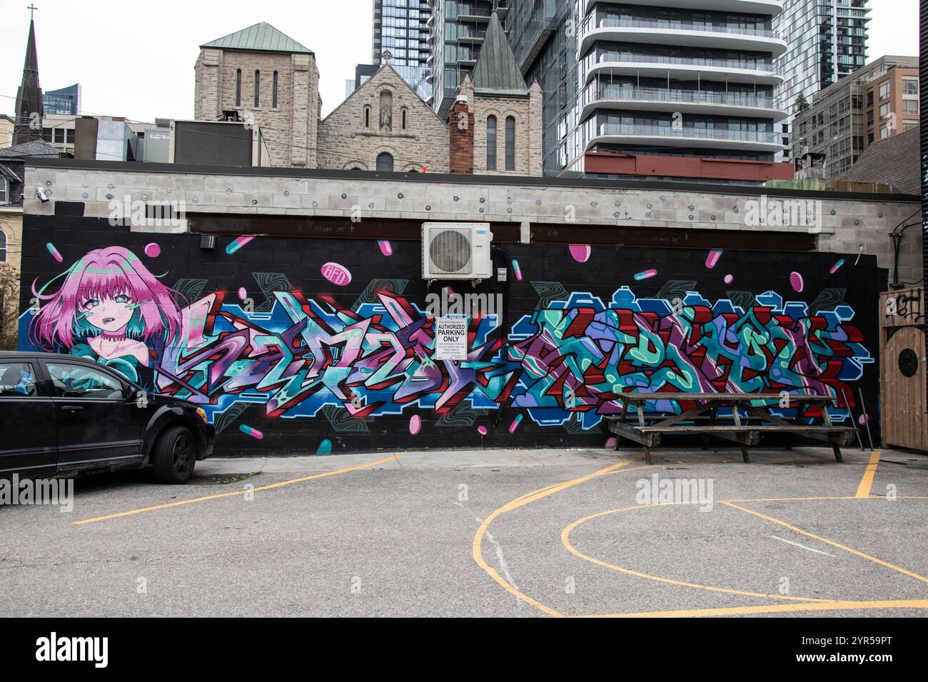 Anime girl con murale di capelli rosa in McCaul Street nel centro di Toronto, Ontario, Canada Foto Stock
