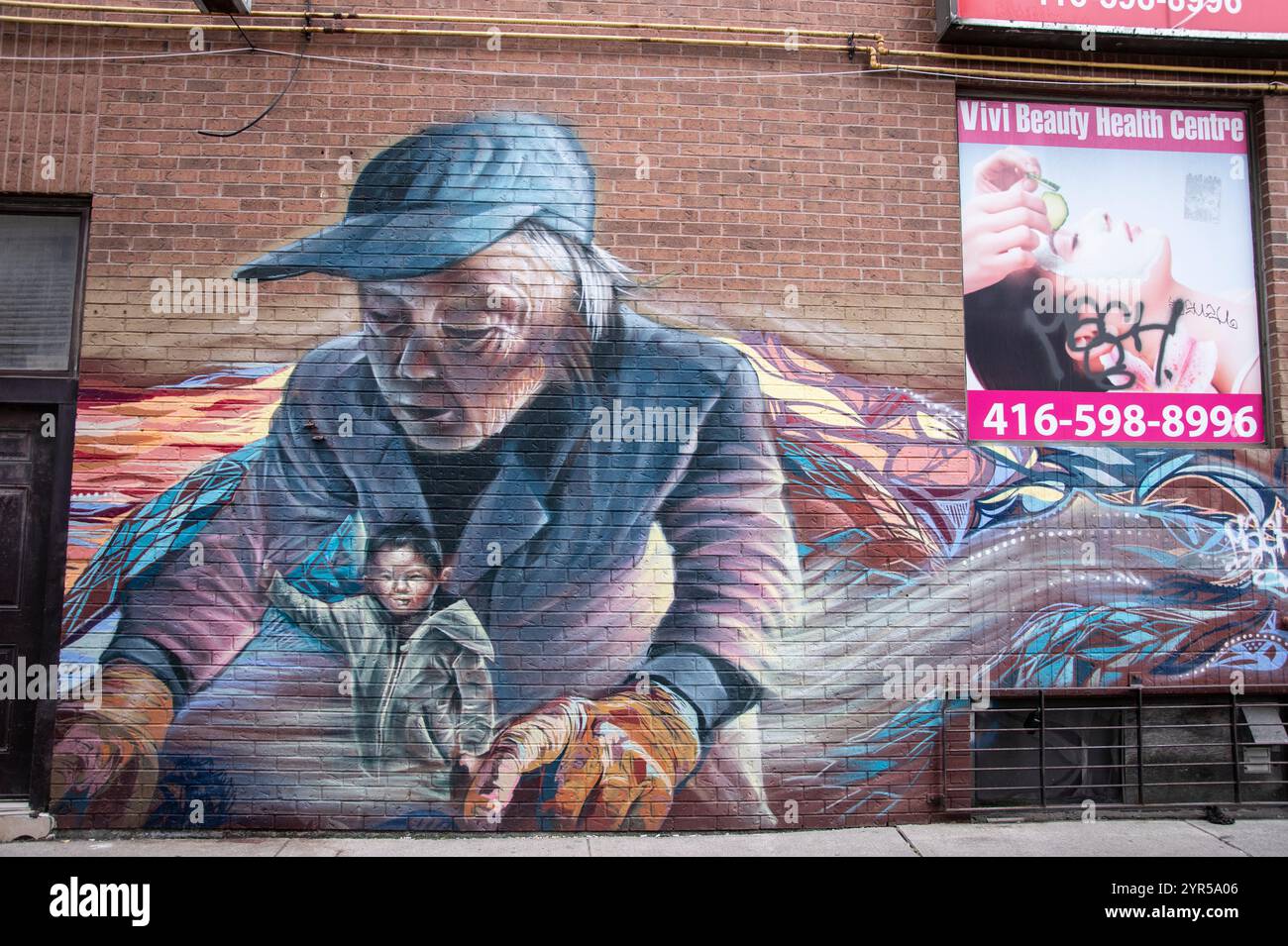 Murale che raffigura i primi anni di vita a Chinatown su Grange Place nel centro di Toronto, Ontario, Canada Foto Stock