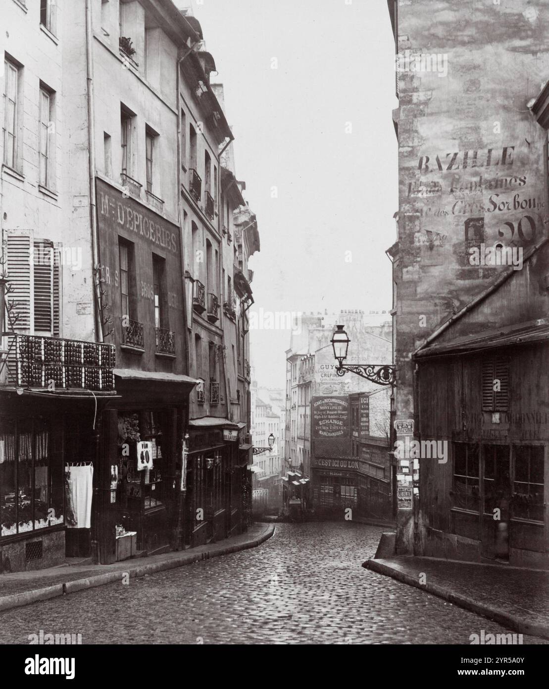 Rue de la Montagne-Sainte-Geneviève vicino all'incrocio di Rue Laplace. Parigi anni '1860 Fotografia d'archivio d'epoca del fotografo francese Charles Marville Foto Stock