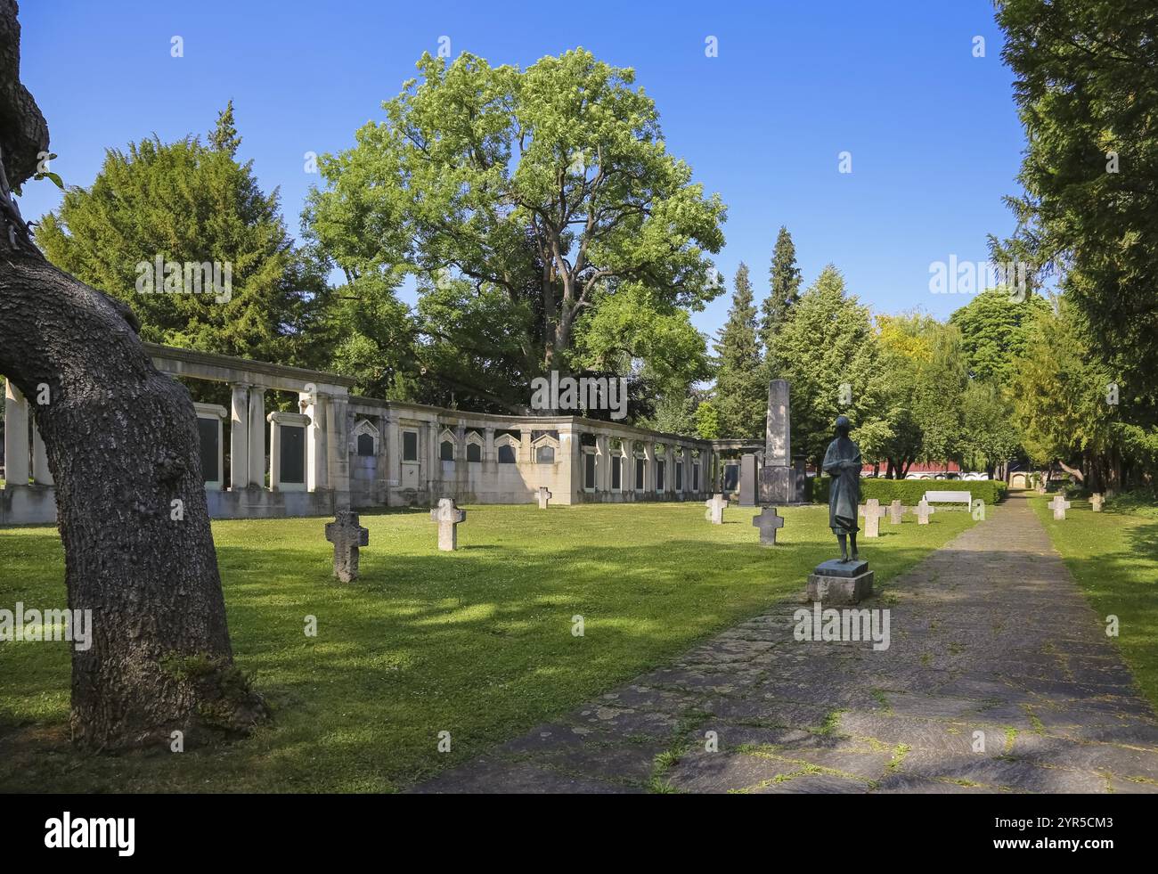 Cimitero Unter den Linden, grande complesso commemorativo per le vittime delle due guerre mondiali, targhe di bronzo con i nomi di coloro che furono uccisi tra 1914 anni Foto Stock