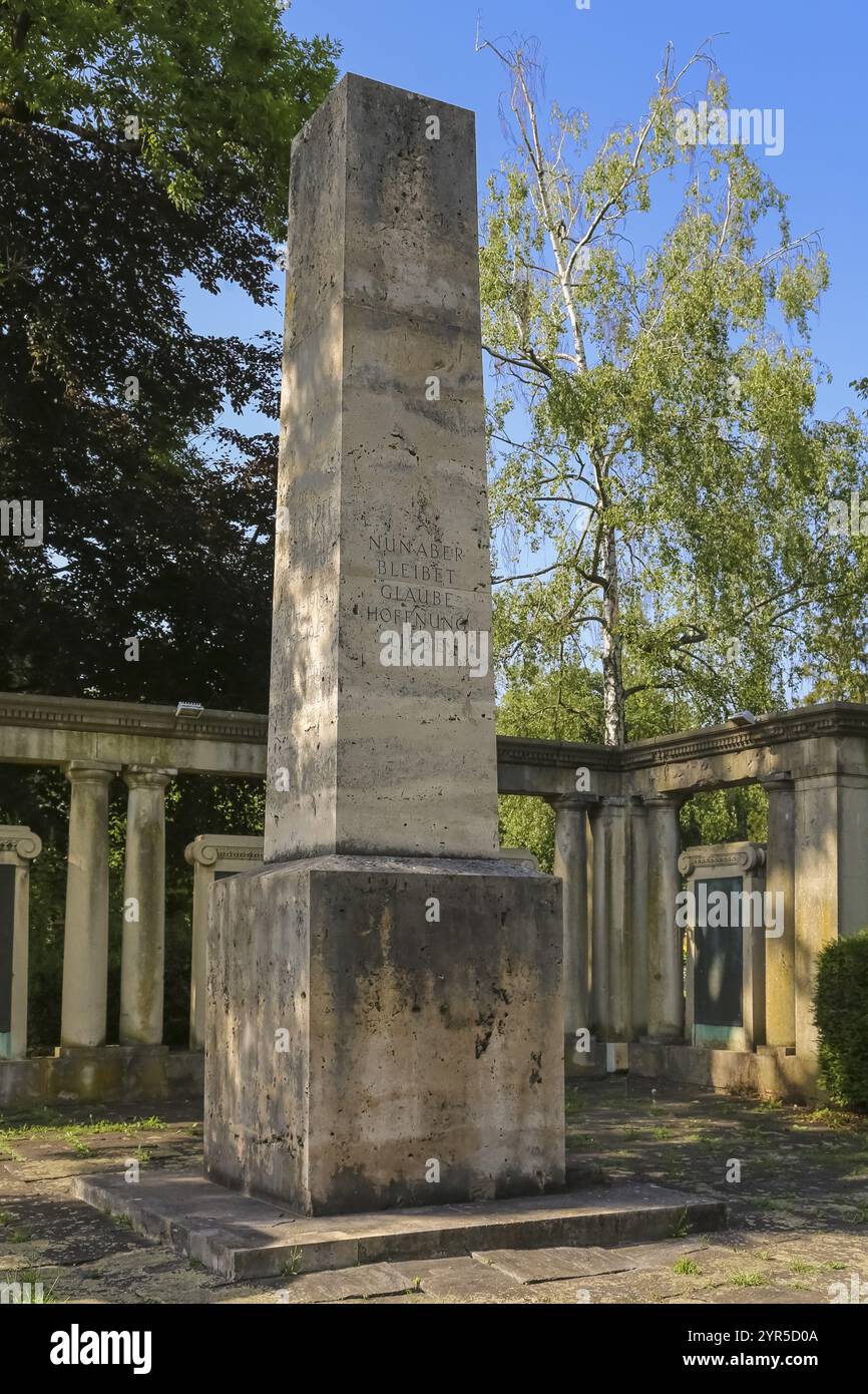 Cimitero Unter den Linden, grande complesso commemorativo per le vittime delle due guerre mondiali, obelisco, memoriale, pietra commemorativa per i morti del 1939-45 Foto Stock