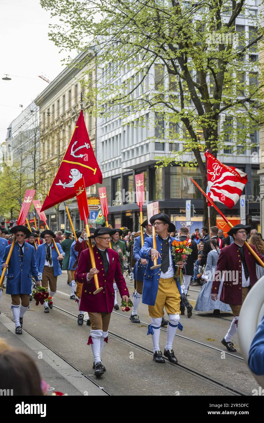 Sfilata di membri delle corporazioni in costume storico, Zunft zur Schiffleuten, Sechselaeuten o Saechsilueuete, Zurich Spring Festival, Zurigo, Svizzera, E. Foto Stock