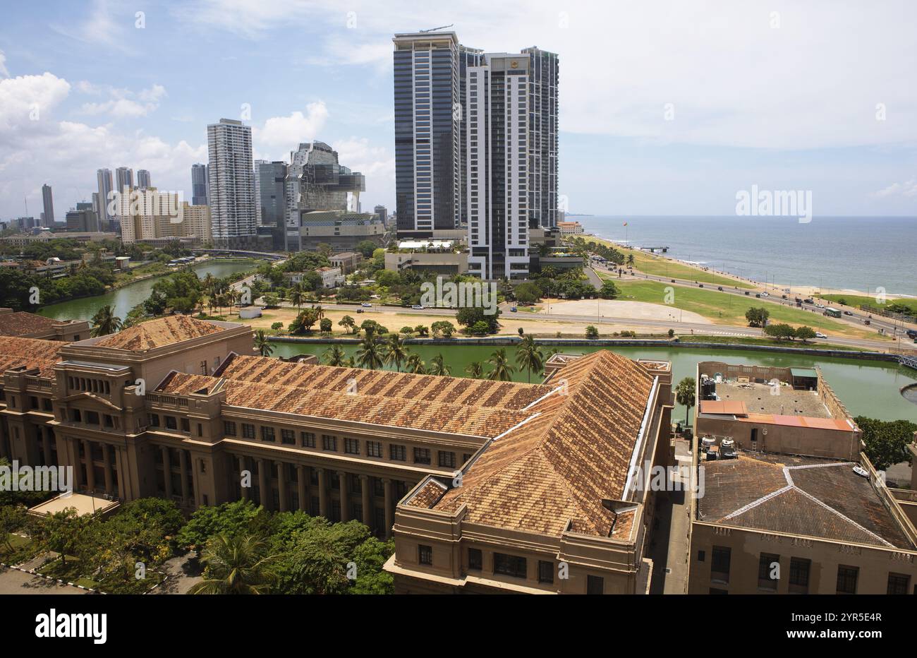 Skyline Galle Face Green, di fronte all'ex palazzo del governo, Colombo, Provincia Occidentale, Sri Lanka, Asia Foto Stock