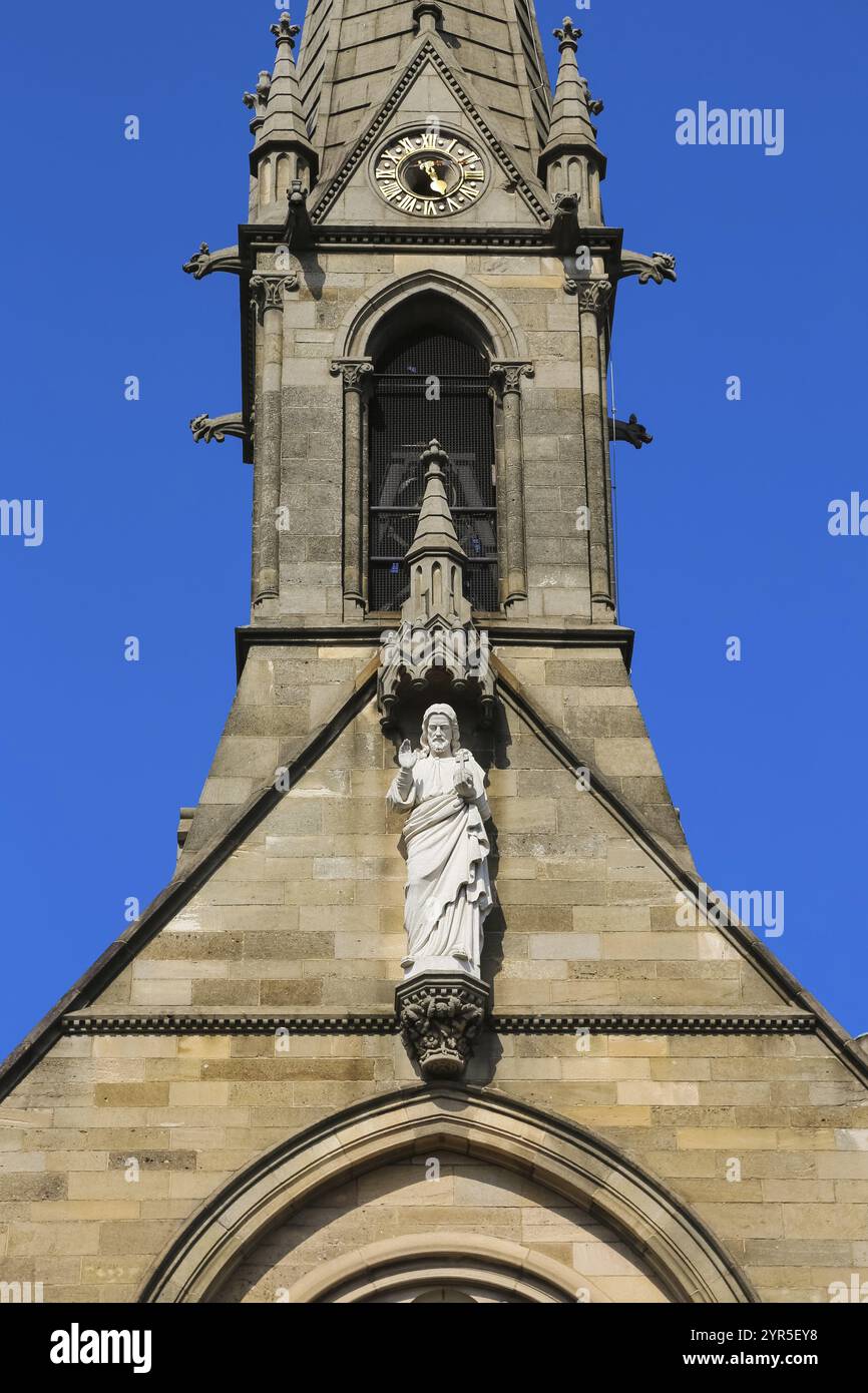 Cimitero Unter den Linden, chiesa neogotica di Santa Caterina, chiesa, architettura sacra, torre della chiesa, figura in pietra, scultura, Reutlingen, Baden-Wue Foto Stock