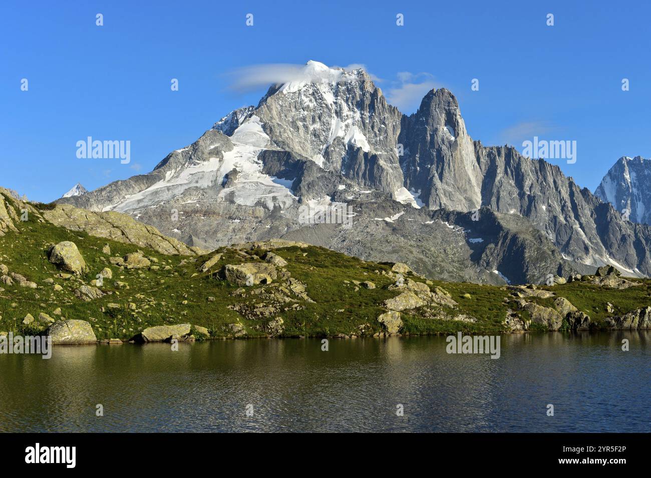 Sul lago di montagna Lacs des Cheserys nella riserva naturale Aiguilles Rouges, vista sulle vette dell'Aiguille verte e dell'Aiguille du Dru, Chamonix, Haute Foto Stock