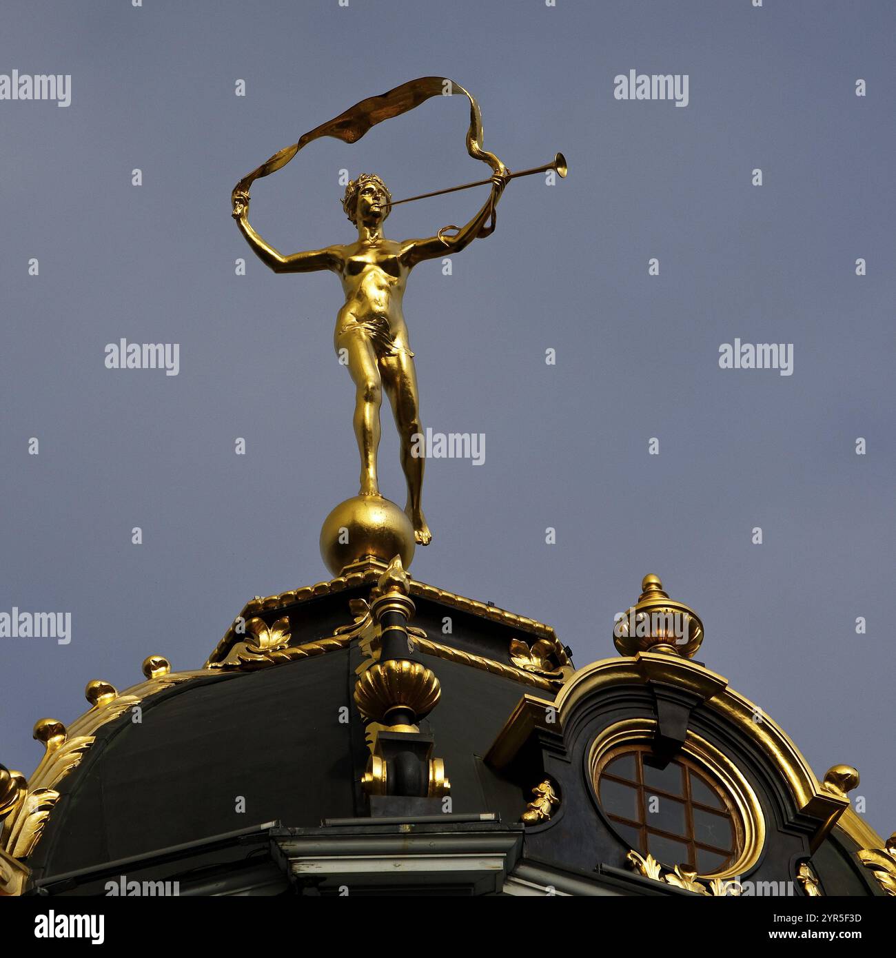 Cupola con statua in bronzo dorato Renommee di P. Du Bois, Guildhall Au ROI d'Espagne, Grand-Place, Grote Markt, Bruxelles, Belgio, Europa Foto Stock