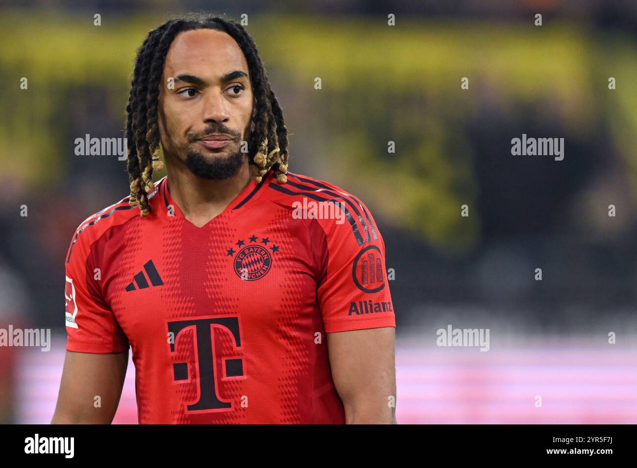 DORTMUND - Sacha Boey del Bayern Munchen durante la partita di Bundesliga tra il Borussia Dortmund e il Bayern Munchen al Signal Iduna Park il 30 novembre 2024 a Dortmund, Germania. ANP | Hollandse Hoogte | GERRIT VAN KEULEN Foto Stock