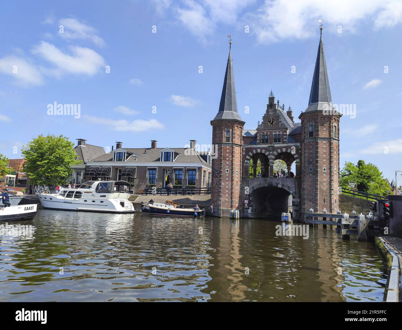 Water Gate, il punto di riferimento di Sneek, costruito nel 1613, Sneek, provincia della Frisia, Paesi Bassi Foto Stock