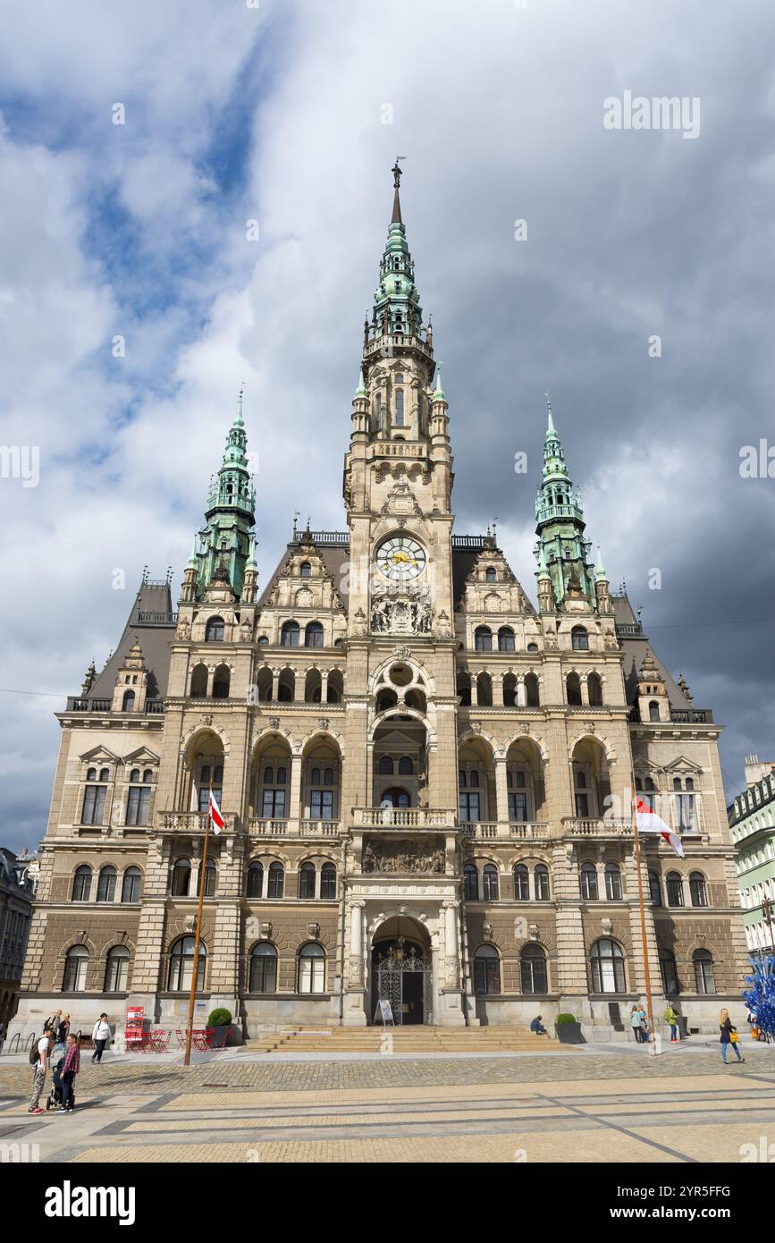 Municipio gotico con bandiere e nuvole nel cielo, un'esperienza urbana, Municipio, Liberec, Reichenberg, Boemia, Repubblica Ceca, Europa Foto Stock