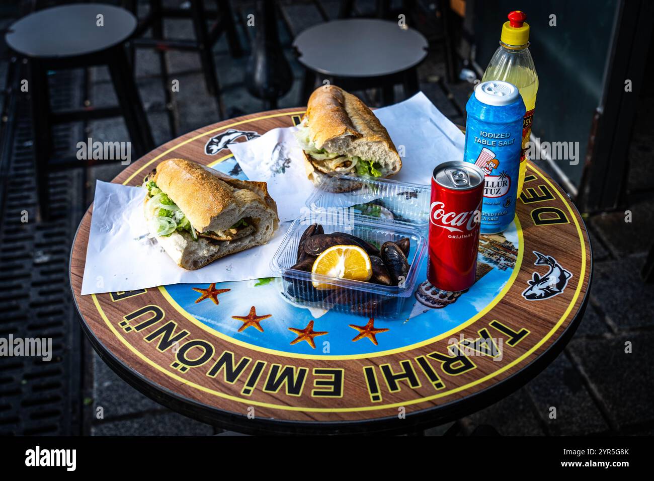 Panino di pesce fritto con cozze sul tavolo. Nome turco Balik Ekmek Foto Stock