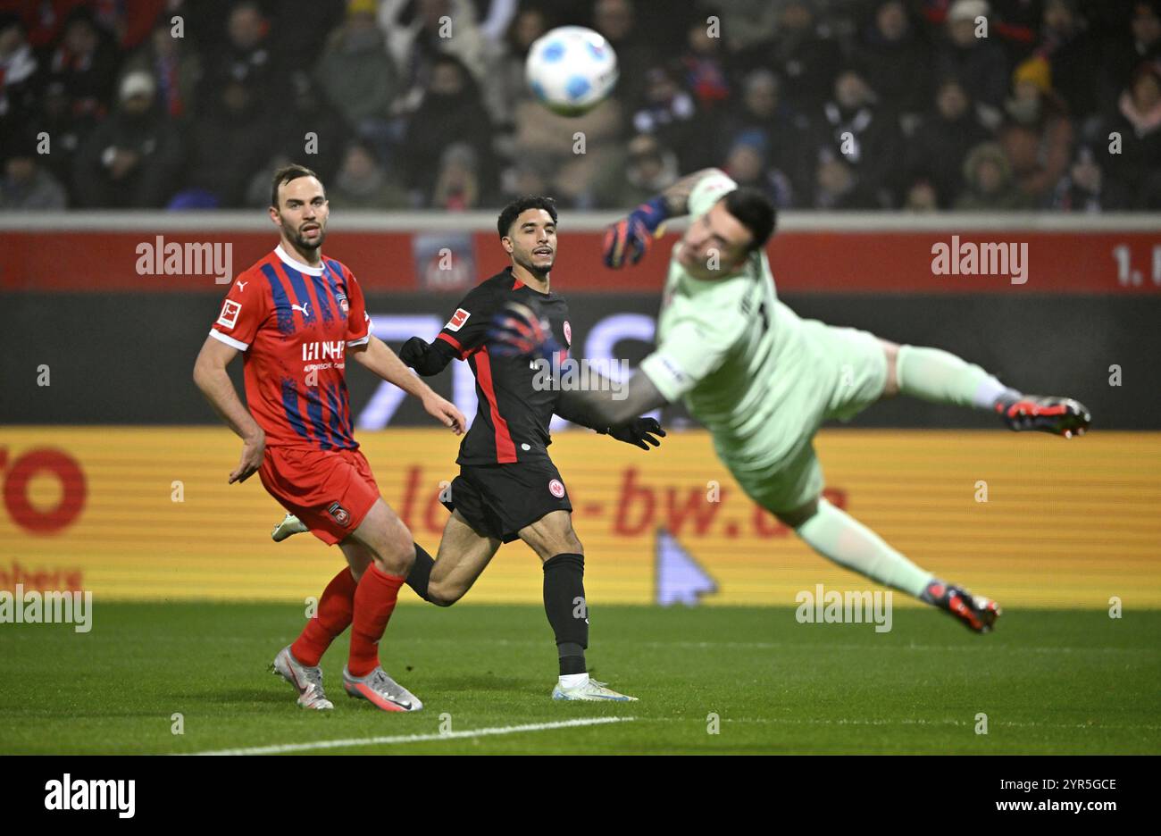 Calcio goal azione goal chance Lifter Omar Marmoush Eintracht Frankfurt SGE (07) contro il portiere Kevin Mueller 1. FC Heidenheim 1846 FCH (01) Benedik Foto Stock