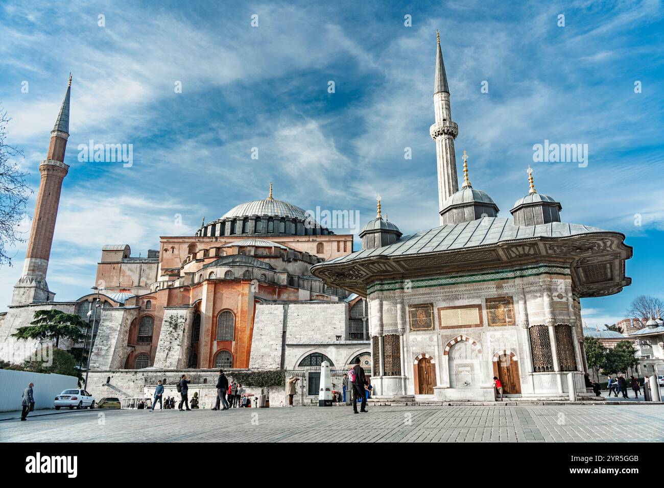 Istanbul, Turchia - 6 gennaio 2022: Fontana di Ahmed III, o Ahmet Cesmesi, con Hagia Sophia sullo sfondo Foto Stock