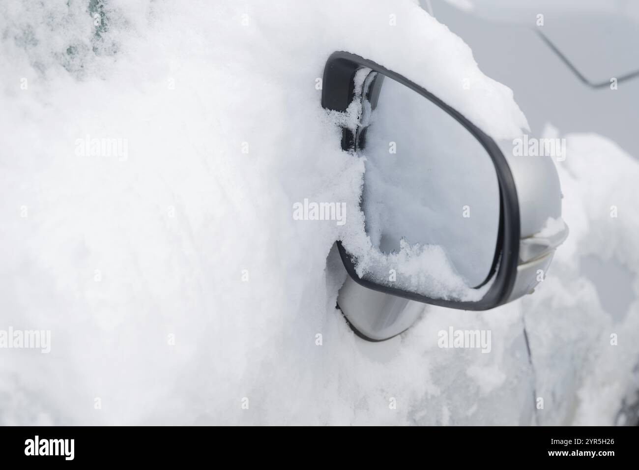 Specchietto retrovisore coperto di neve Foto Stock