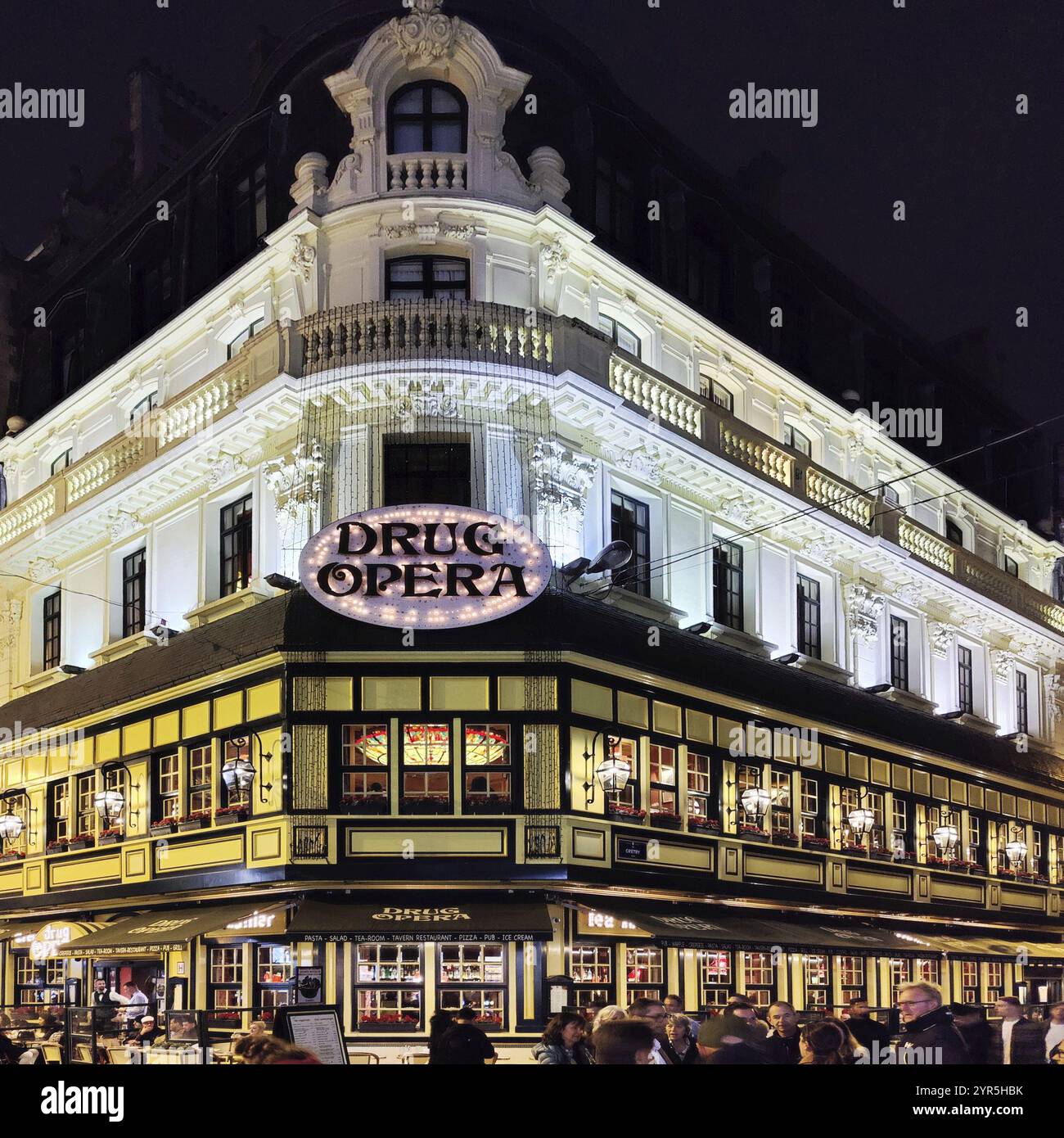Facciata esterna illuminata del ristorante Drug Opera di notte, Bruxelles, Belgio, Europa Foto Stock
