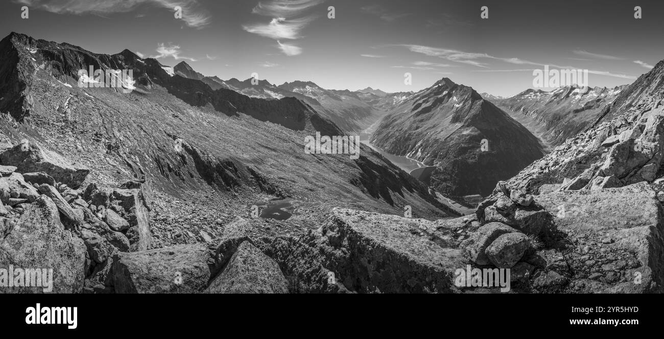 Panorama, suggestivo paesaggio montano, bacino di Schlegeis, in bianco e nero con un cielo spettacolare, Tirolo, Austria, Europa Foto Stock