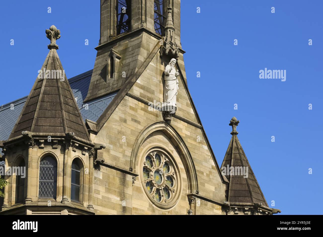 Cimitero Unter den Linden, chiesa neogotica di Santa Caterina, chiesa, architettura sacra, scultura, figura in pietra, scultura, Reutlingen, Baden-Wuertt Foto Stock