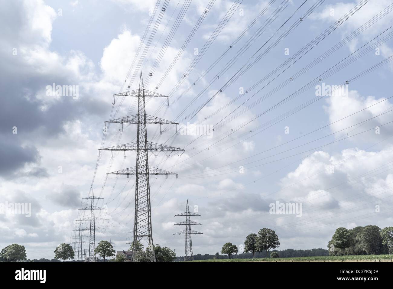 Linee elettriche di cielo blu e nuvole Foto Stock