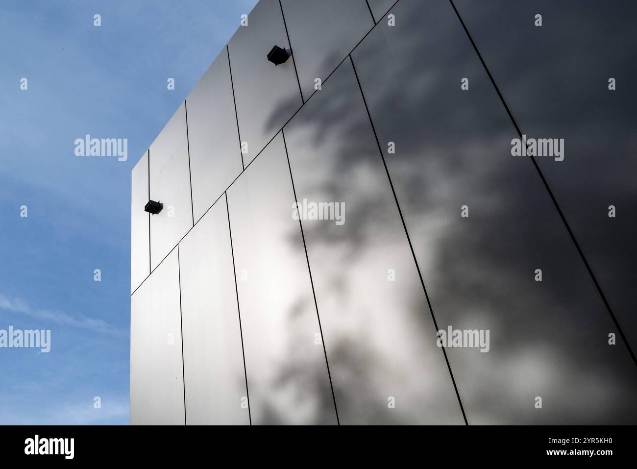 Facciata moderna senza finestre Foto Stock