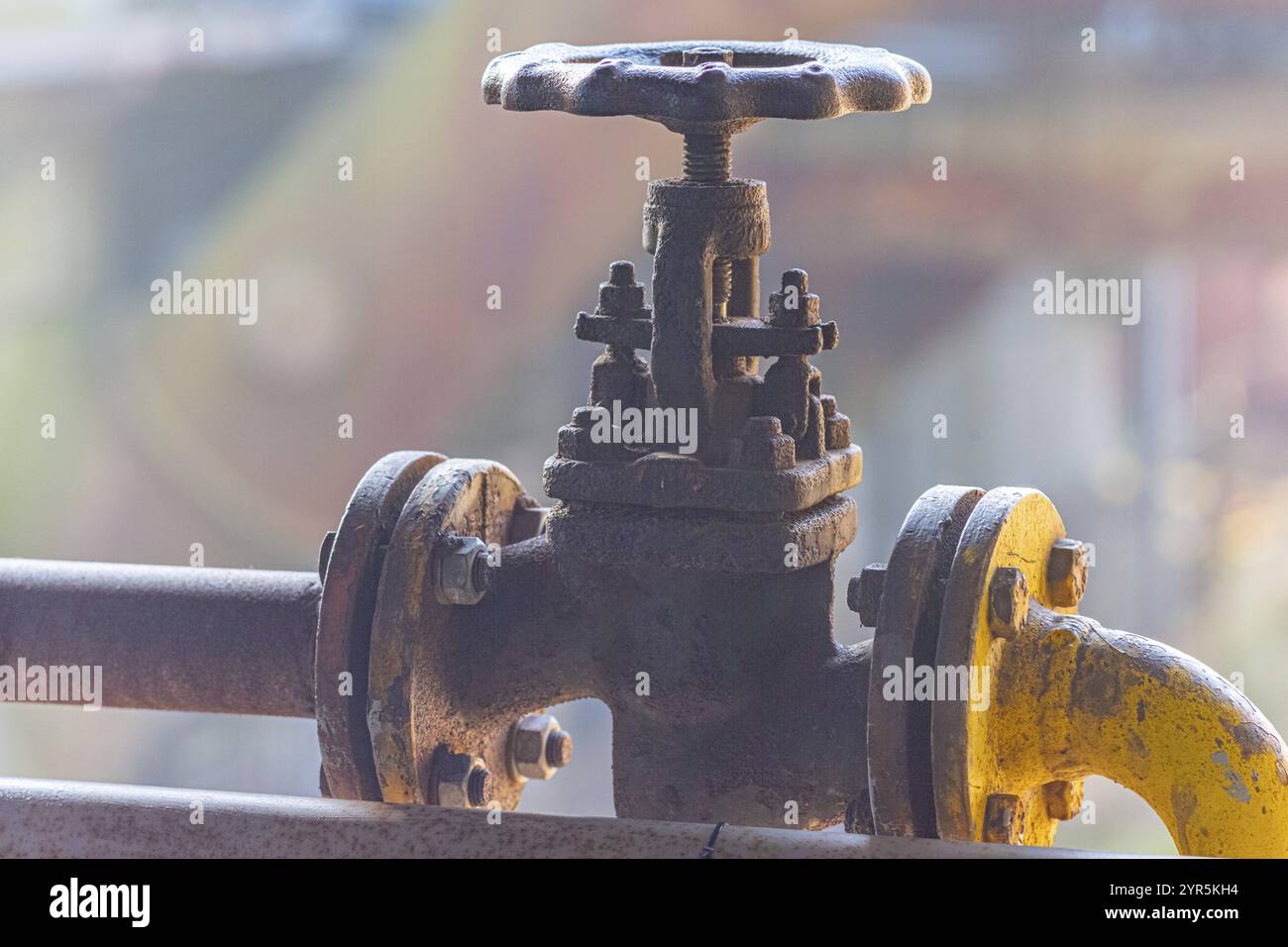 Valvole e tubi industriali ruggine con raccordi dettagliati Foto Stock