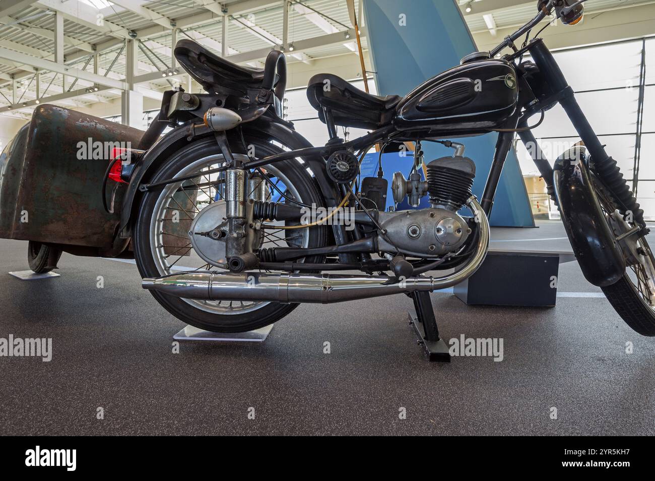 Moto a due tempi con rimorchio, vista interna, Erwin Hymer Museum, carovana, lago Bad Forest, alta Svevia, Baden-Wuerttemberg, Germania, Europa Foto Stock