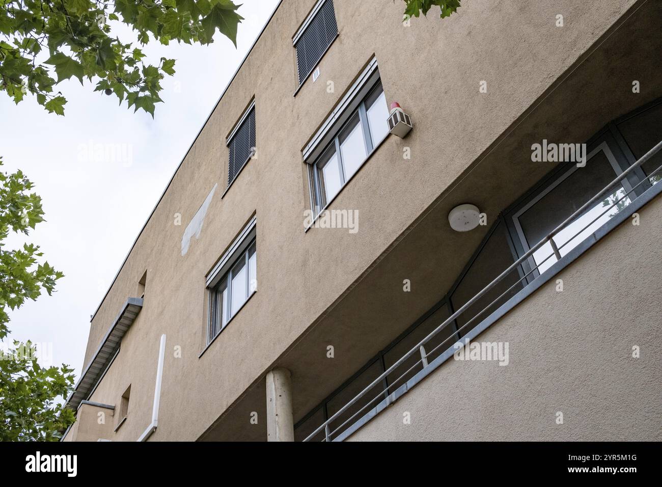 Vecchio edificio in cemento con alcune finestre Foto Stock