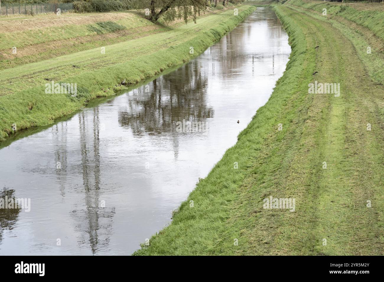 Fognatura in un paesaggio industriale verde Foto Stock