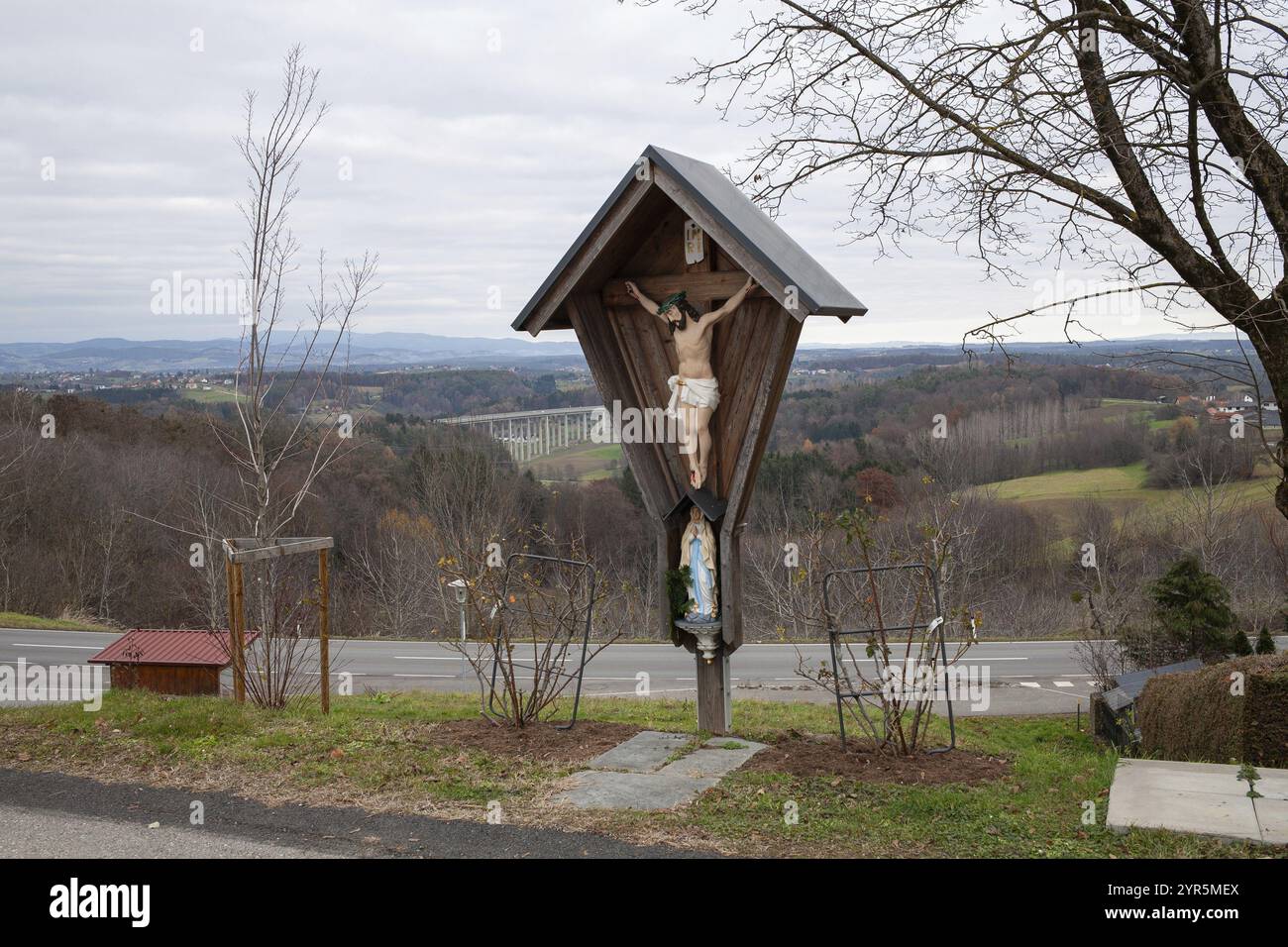 Santuario lato strada, Cristo sulla croce, Hofstaetten an der Raab, Stiria, Austria, Europa Foto Stock