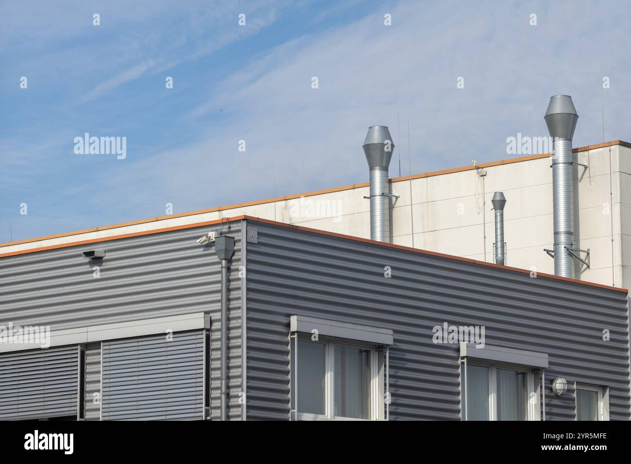 Moderno edificio per uffici in cemento e acciaio Foto Stock