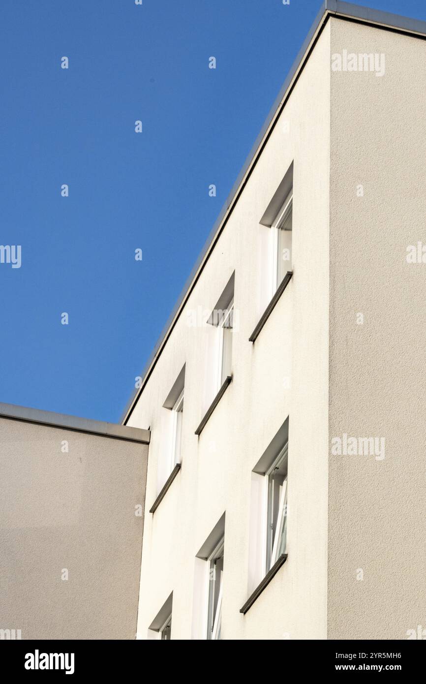 Facciata di una grande casa moderna, parete con finestre Foto Stock