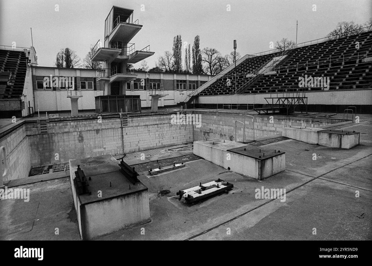 Germania, Berlino, 16.11.1991, Friesenstadion (stadio di nuoto) in Decay, Europa Foto Stock