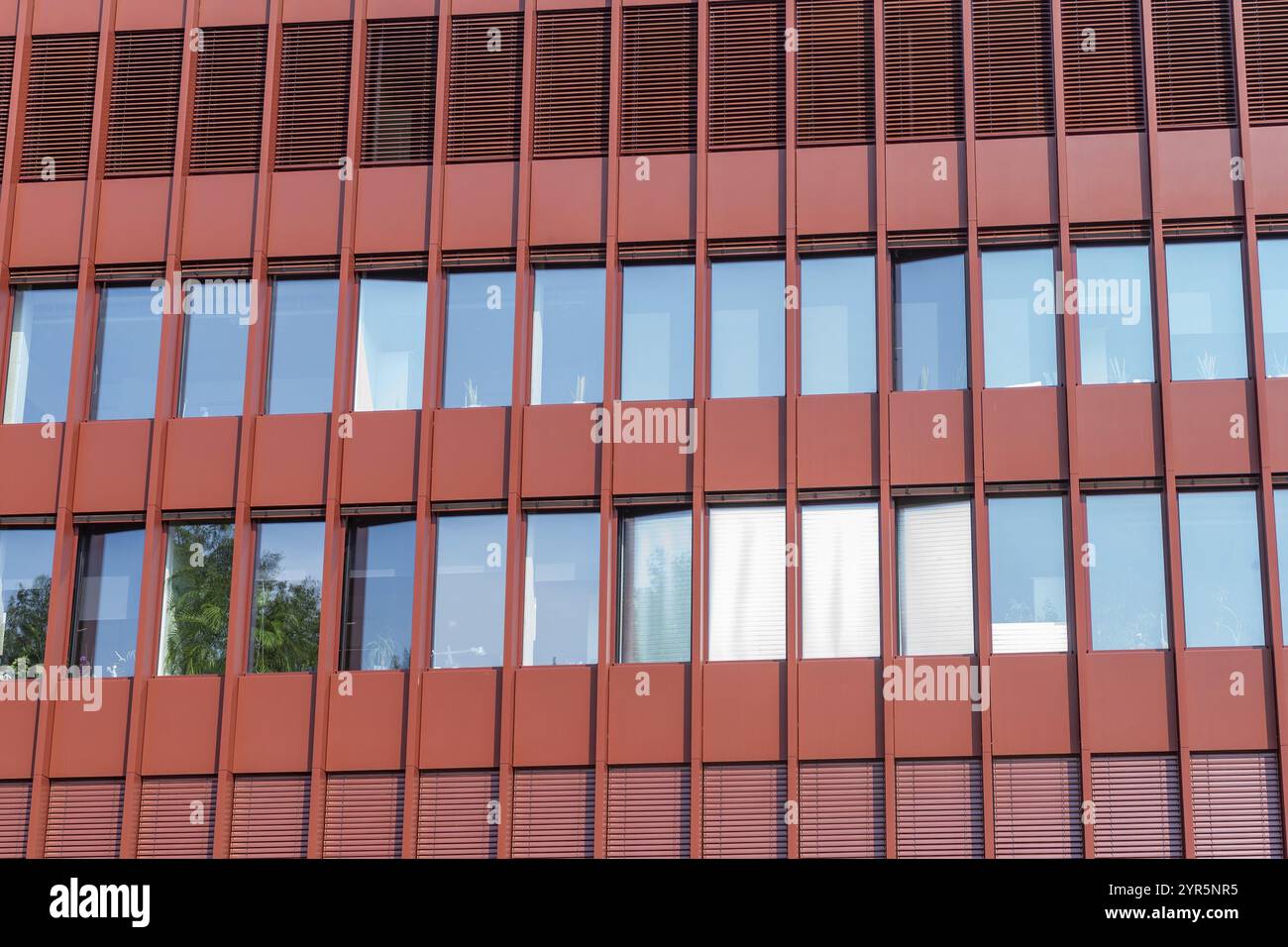Moderno edificio per uffici in cemento e acciaio Foto Stock