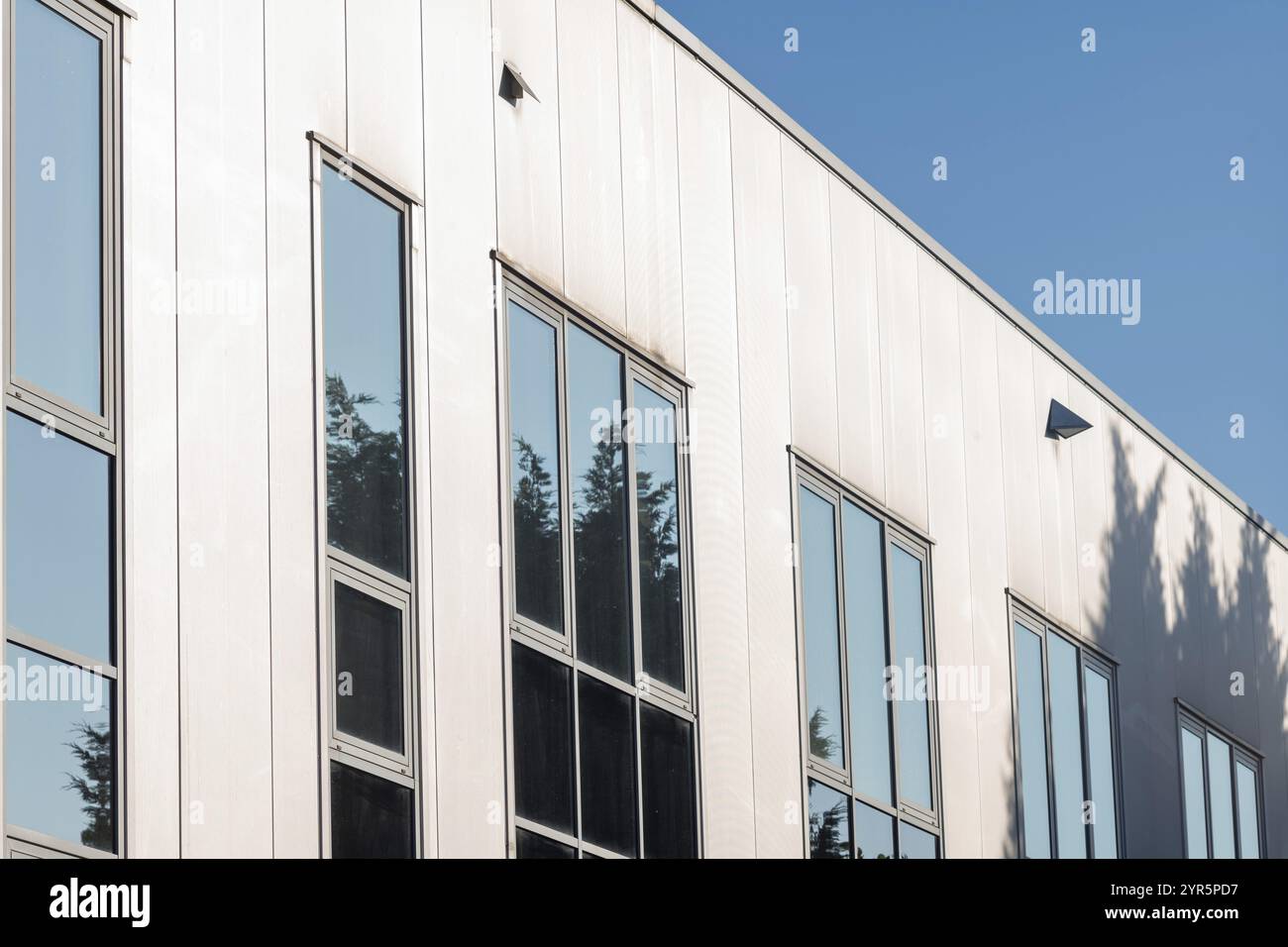 Moderno edificio per uffici in cemento e acciaio Foto Stock
