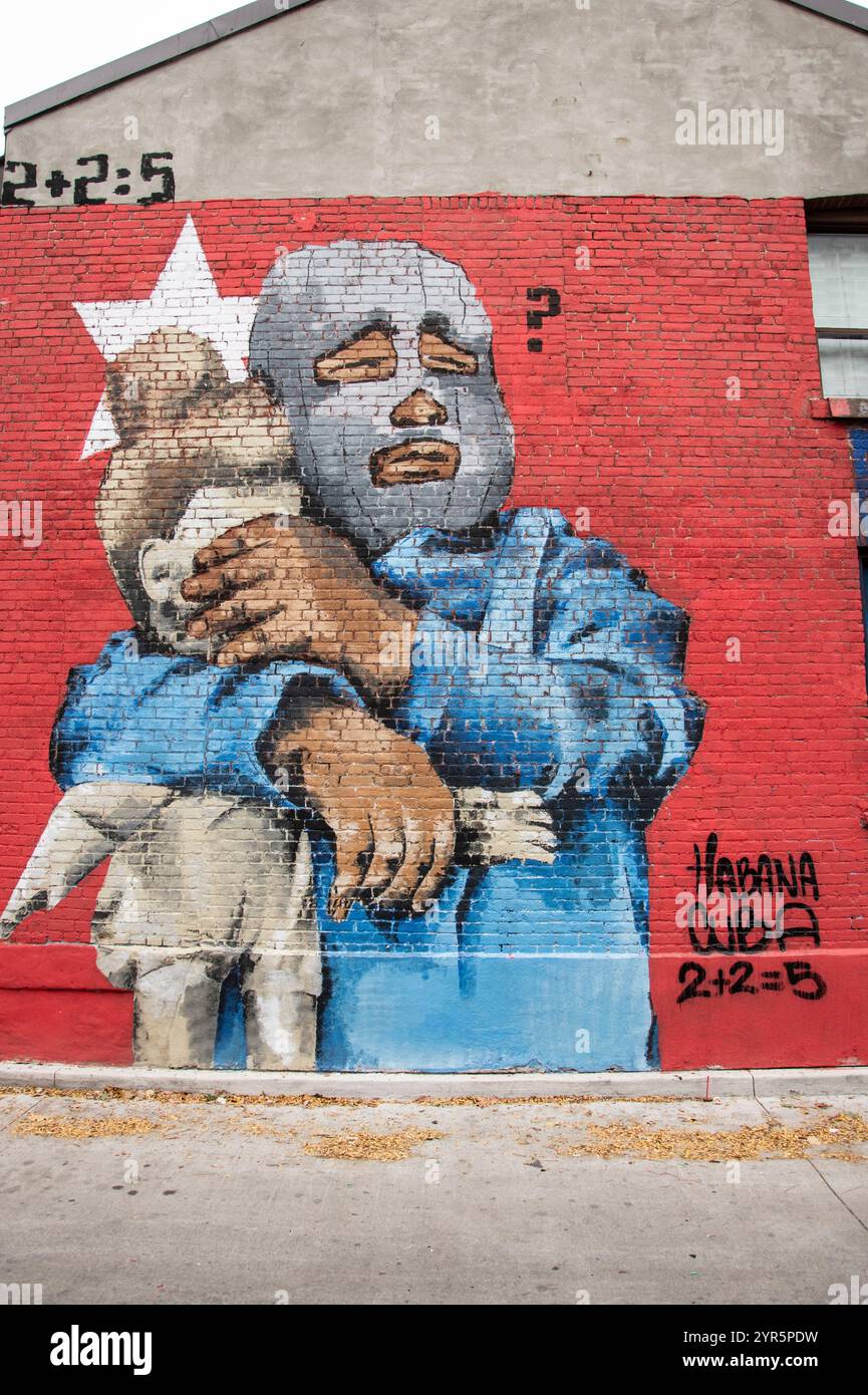 Cubano 2 + 2 = 5 murales su Renfrew Place nel centro di Toronto, Ontario, Canada Foto Stock