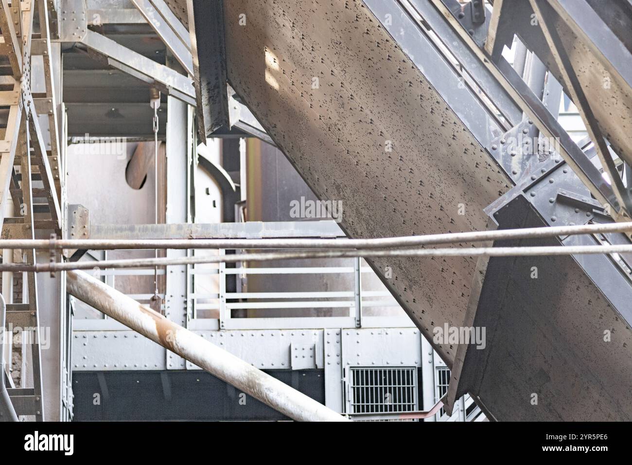 Struttura industriale complessa con travi metalliche e macchinari Foto Stock