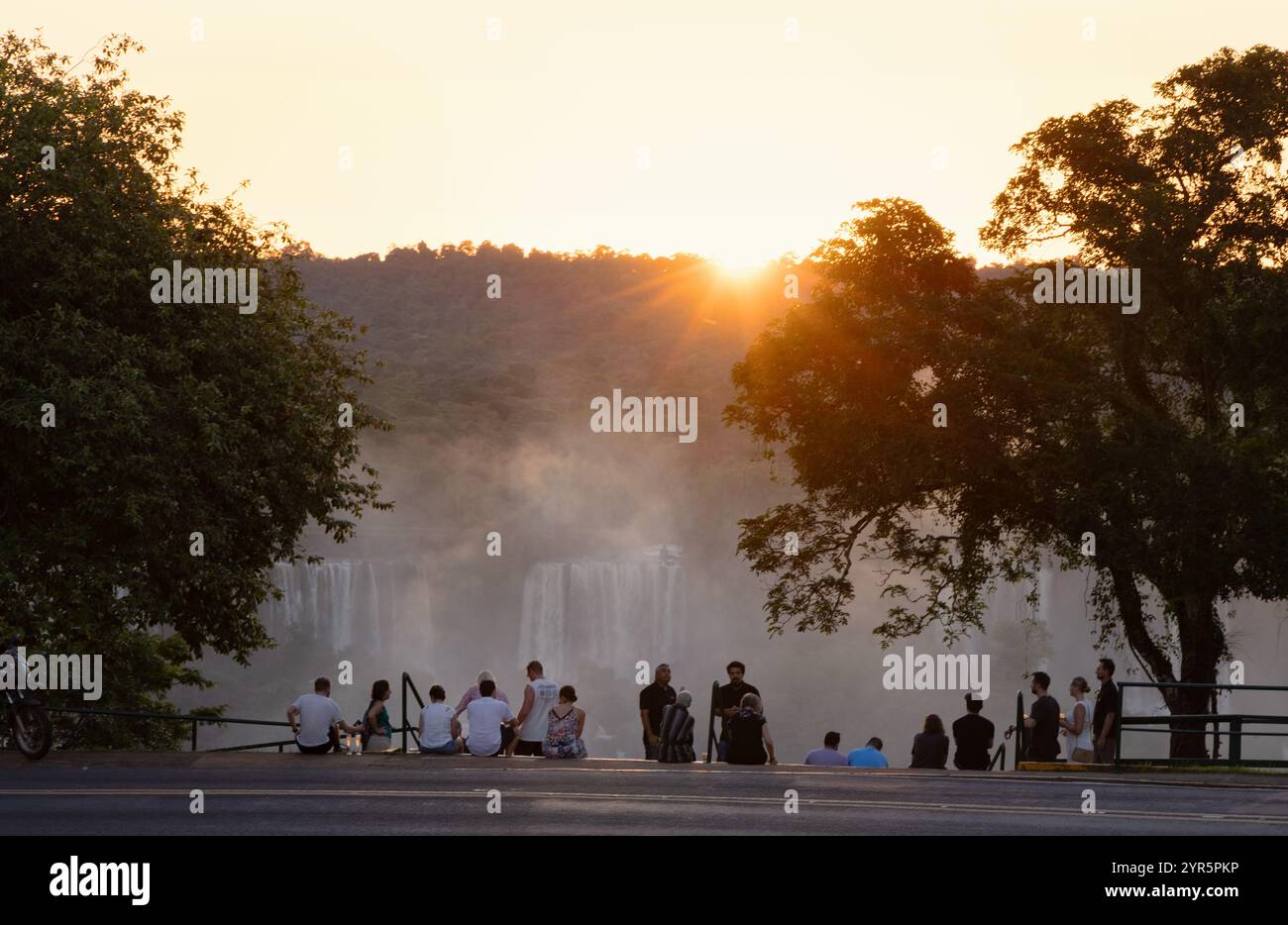 Cascate di Iguazu al tramonto - i turisti che guardano il tramonto dal lato brasiliano delle cascate di Iguazu; il Brasile viaggia, gente del Sud America. Foto Stock
