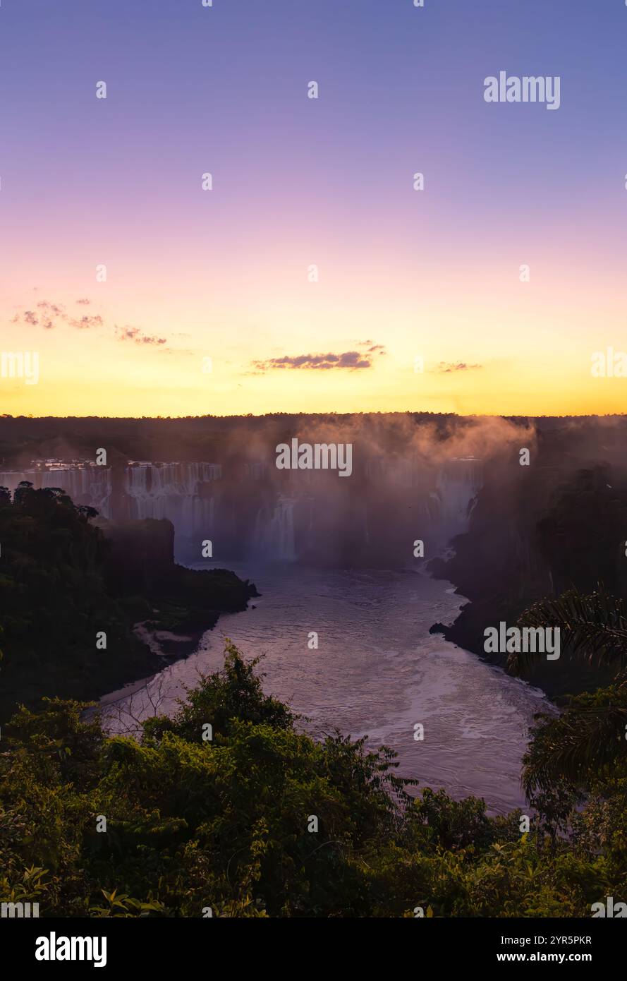 Tramonto sulle Cascate dell'Iguazú; splendido tramonto sul paesaggio naturale delle Cascate dell'Iguazú lato Brasile; tramonto, Parco Nazionale delle Cascate dell'Iguazú, viaggio in Brasile. Foto Stock