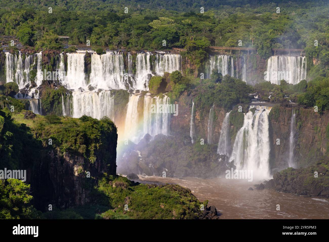 Cascate dell'Iguazú arcobaleno; vista al mattino dal lato del Brasile, un arcobaleno attraversa le cascate. Paesaggio naturale; le cascate dell'Iguazú viaggiano in Brasile Foto Stock