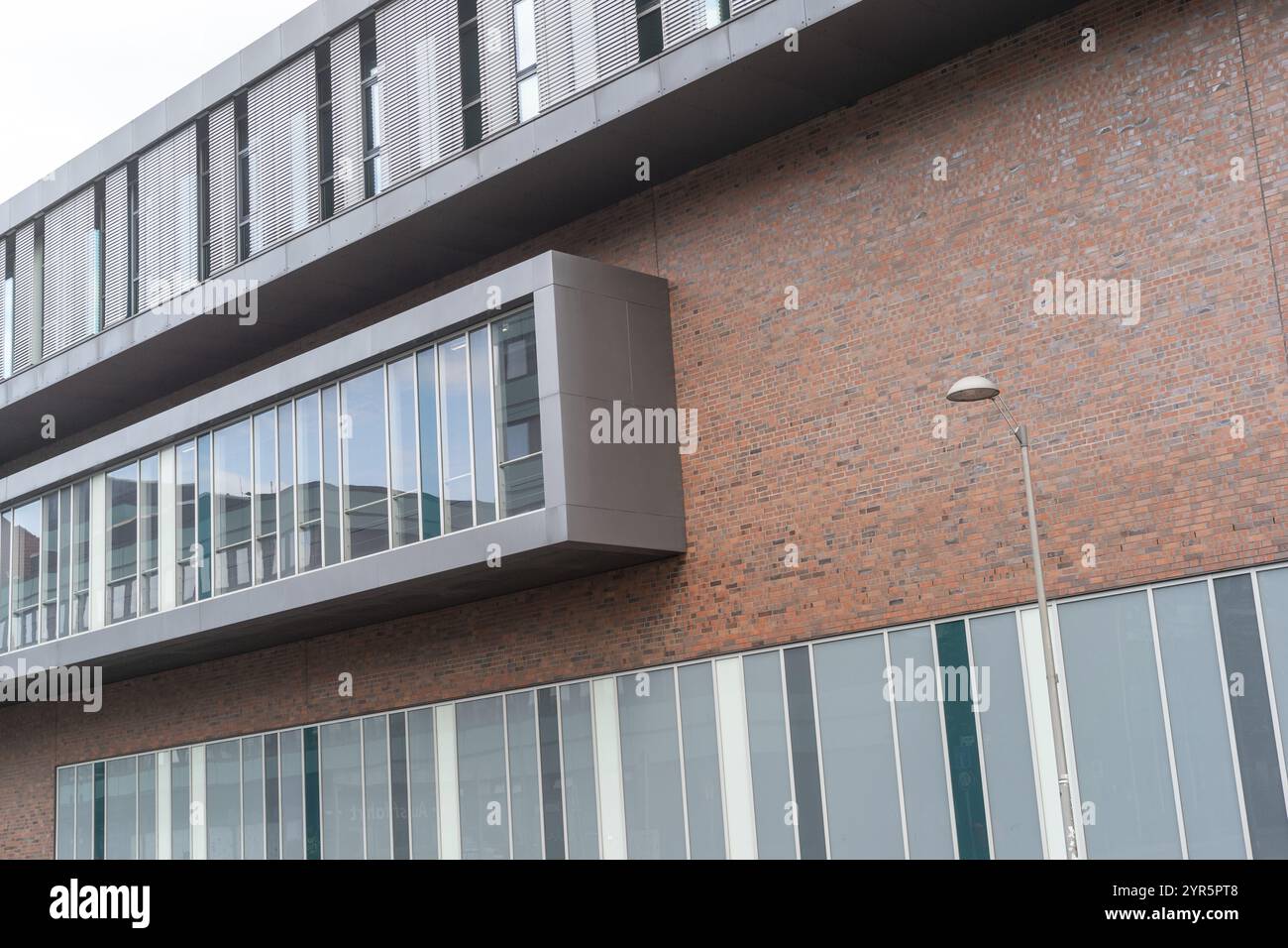 Facciata di una grande casa moderna, parete con finestre Foto Stock