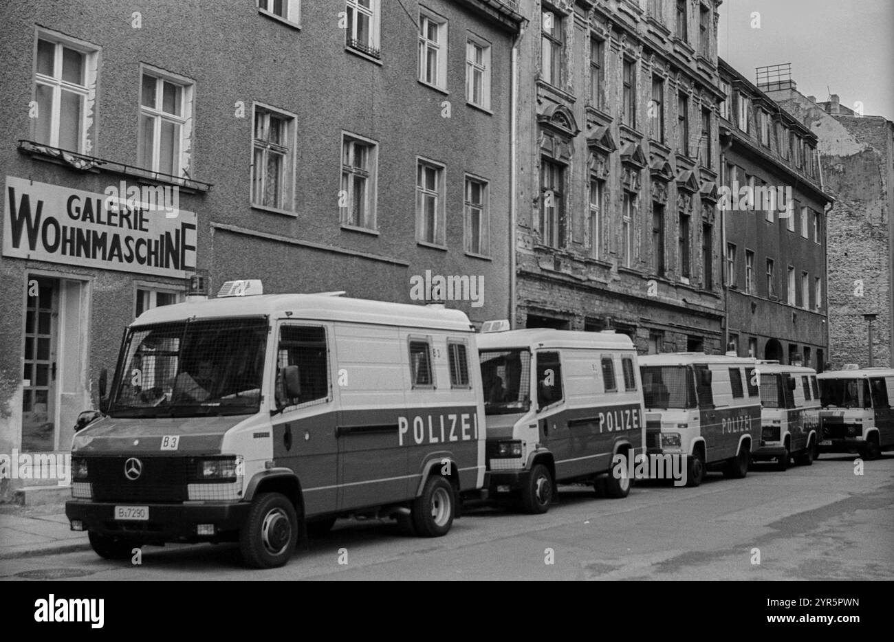 Germania, Berlino, 09.11.1991, manifestazione il 9 novembre (Reichskristallnacht), auto della polizia di fronte alla Galerie Wohnmaschine, Europa Foto Stock