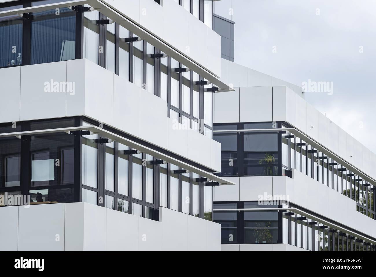 Facciata di una grande casa moderna, parete con finestre Foto Stock